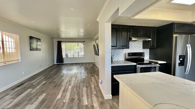 Building Photo - Lovely House 4BR 2.5BA with Large Backyard