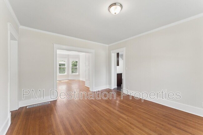 Building Photo - 204 Bury St