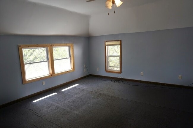 Building Photo - AVAILABLE JUNE- Gorgeous 4 Bed, 1 Bathroom Hillside Home!