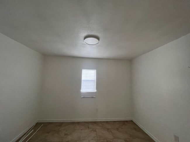 Building Photo - Fantastic Home Near Downtown