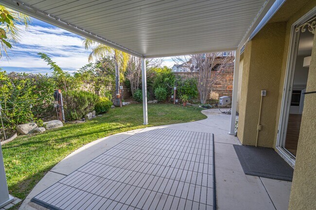 Building Photo - Spacious 4-Bedroom Home with Downstairs Bed/Bath & Full Community Access in Valencia!