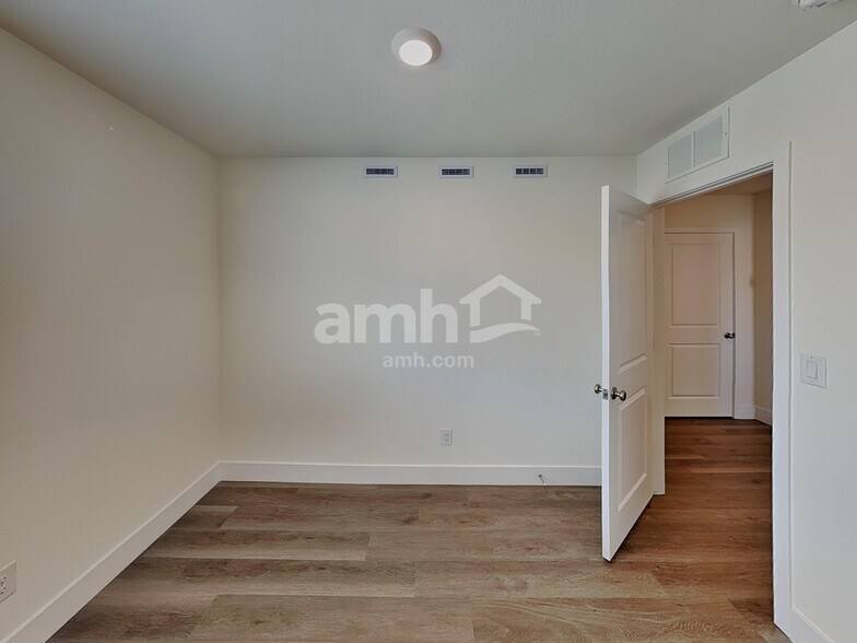 Building Photo - 7794 Hickory King Ave