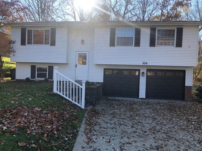 Building Photo - Upper St. Clair - 3 BR Split Entry House, Garage, Central Air!