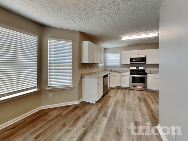 Building Photo - 305 Sarasota Ln