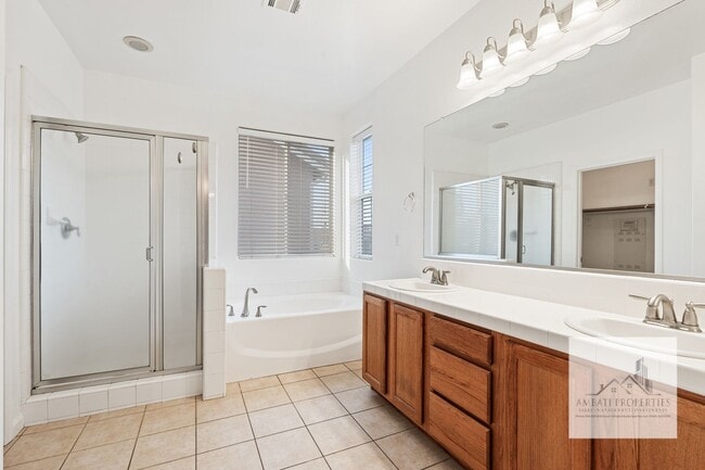 Building Photo - Spacious Two Story Home in Prime Northwest Fresno Location!