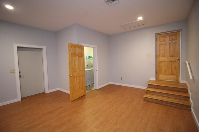 Building Photo - 732 Woodmere Dr
