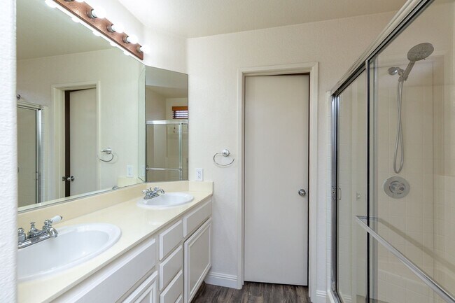 Building Photo - 2 Bedroom Townhome in Scripps Ranch