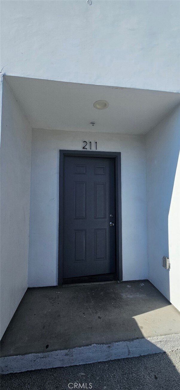 Building Photo - 211 W 43rd St