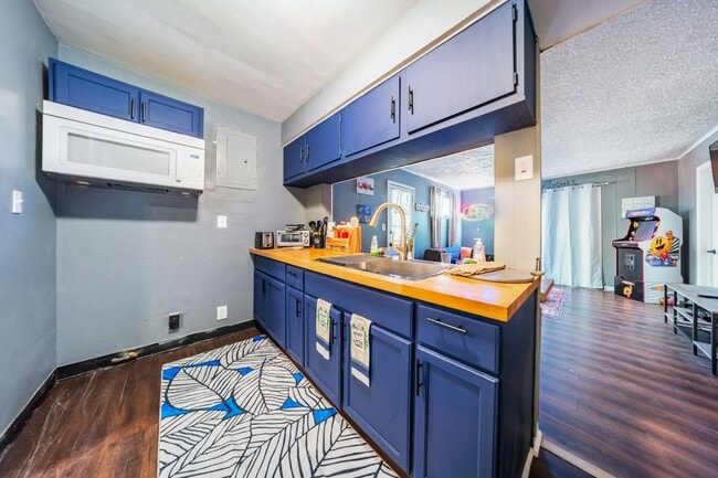 Building Photo - 2513 Greenvale Rd