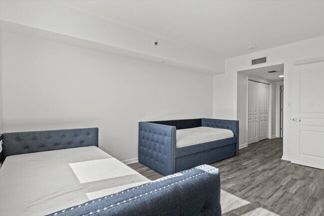 Building Photo - 300 S Duval St