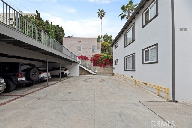 Building Photo - 2027 Vista Del Mar Ave