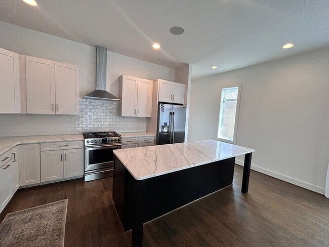 Building Photo - 913 14th Ave S