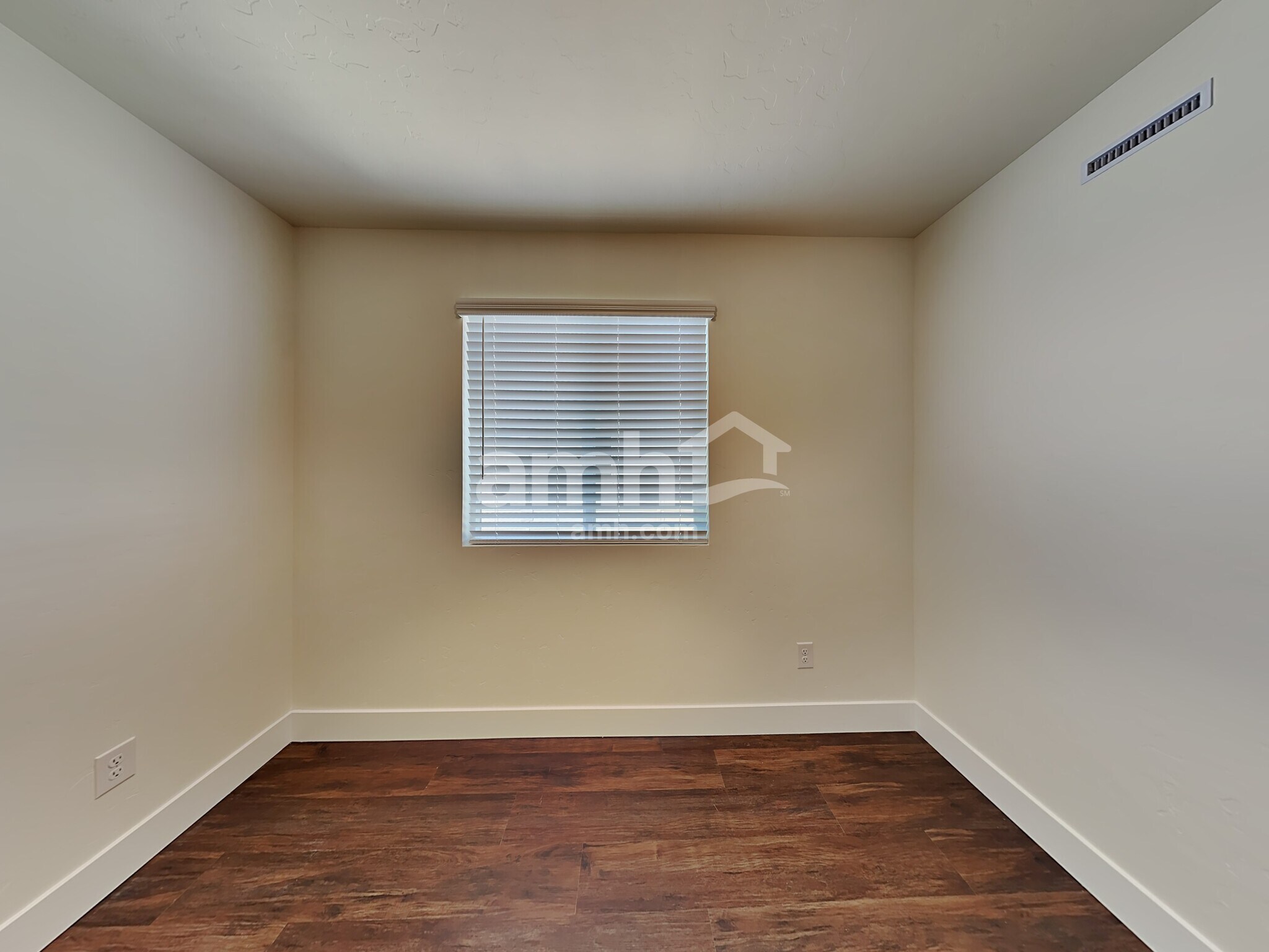 Building Photo - 1350 N Barkvine Ave
