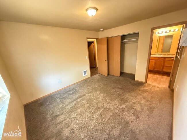 Building Photo - Beautiful 3 Bedroom Home in Tieton with Fully Fenced Backyard