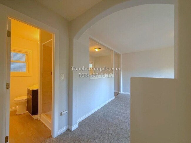Building Photo - Brentwood-Darlington 2 Bed Apartment with Classic Charm and Parking