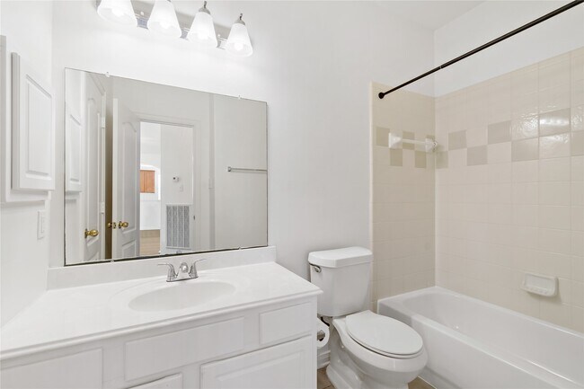 Building Photo - 3326 Lakeway Ln