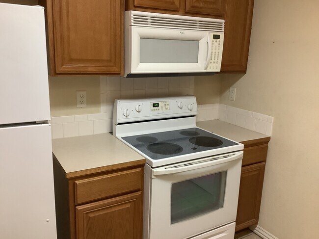 Kitchen oven and microwave - 431 Firewood Dr