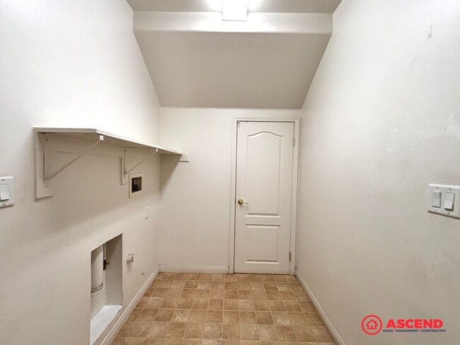 Building Photo - Lovely 5 Bedroom Home In River Oaks Area!