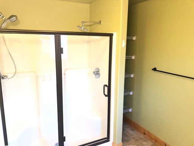 Building Photo - Great 3 Bedroom SW Bend Single Family Home