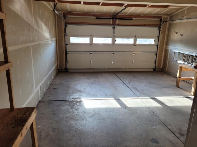 Building Photo - 480 N Limit St