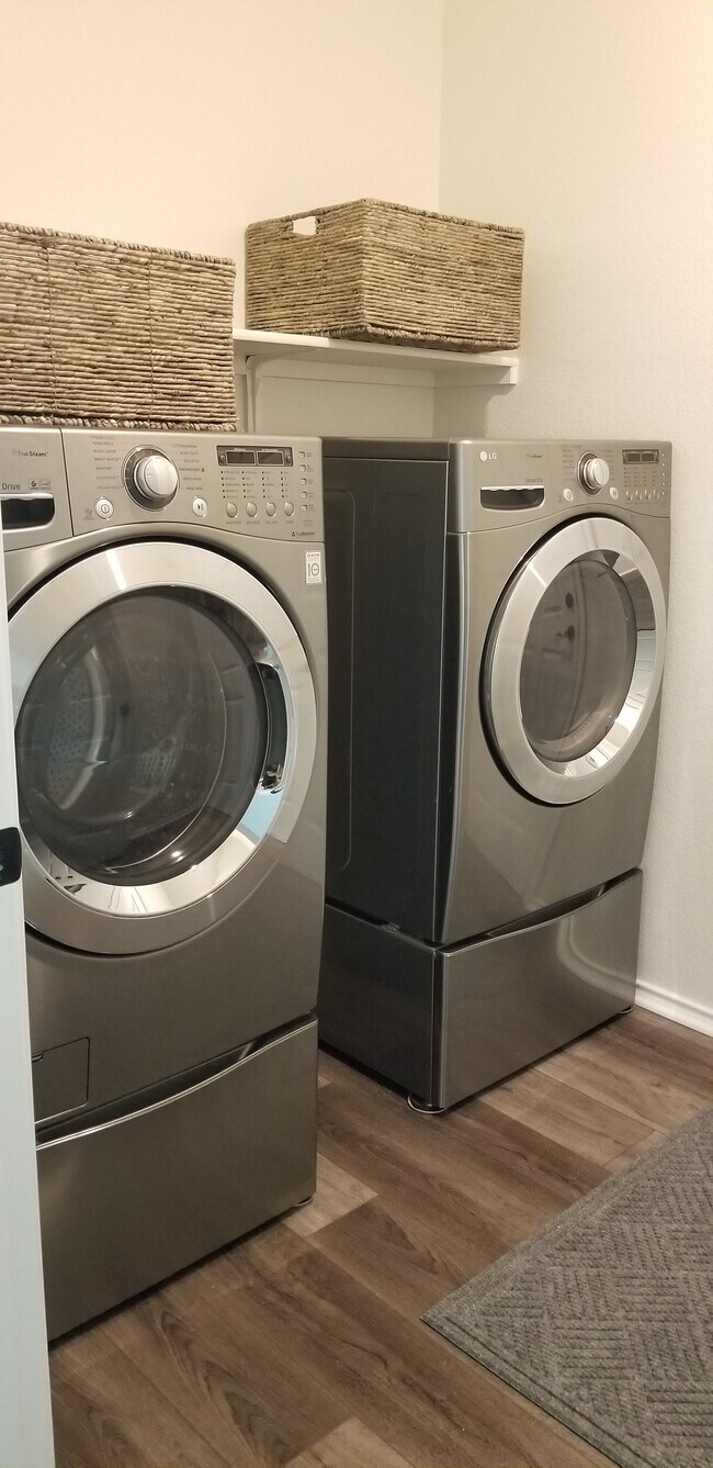 Building Photo - 6213 Albany Sleigh Dr