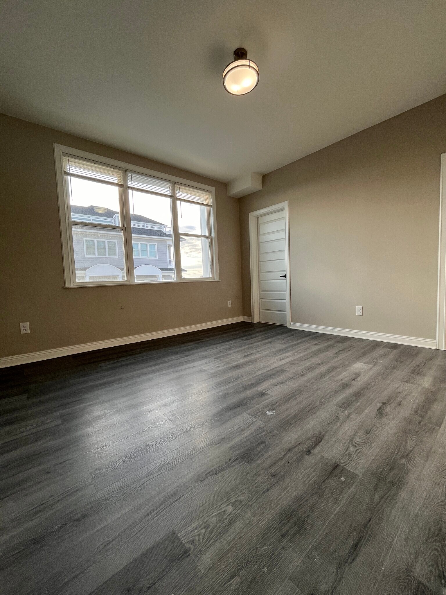 Building Photo - 101 S Victoria Ave