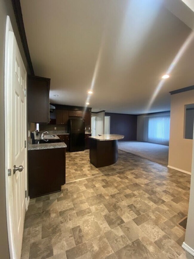 Building Photo - Private Country Living 3 Bedroom Home!