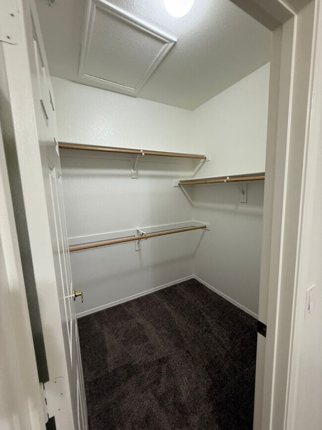 Building Photo - 3 Bedroom Townhouse with Garage, Gated Com...