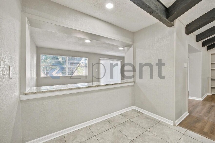 Building Photo - Unit