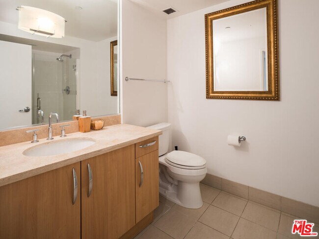 Building Photo - 13650 Marina Pointe Dr