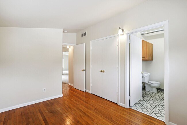 Building Photo - 1115 Broadmoor Dr
