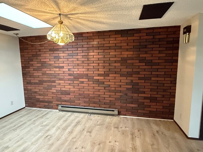 Building Photo - Charming Retro-Style 2 Bedroom Apartment i...