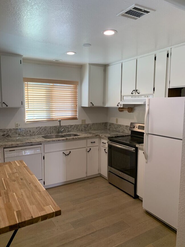 Building Photo - Back to School Two Weeks Free Rent! Darling condo in a great community with amenities