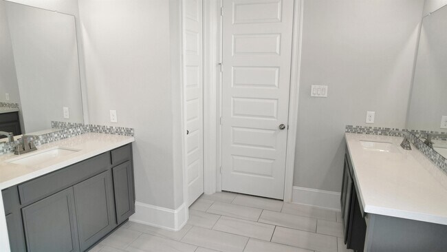 Building Photo - 16807 Hemlock Grove Dr