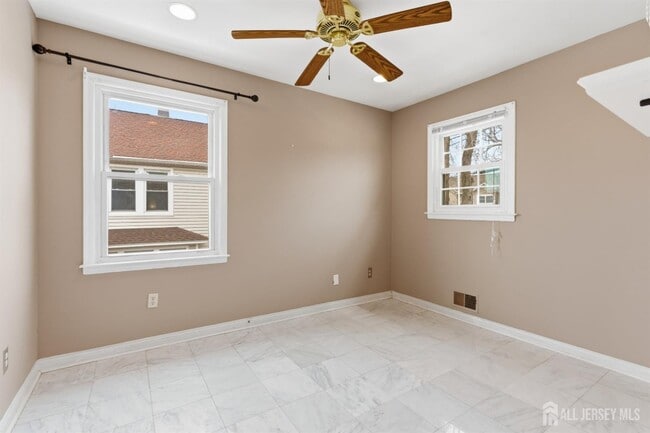 Building Photo - 6 Cherry St