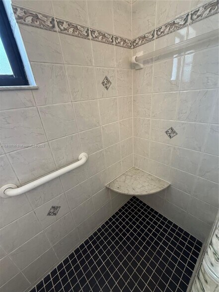 Building Photo - 1721 NE 48th Ct