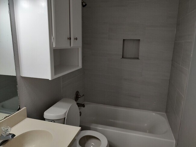 Building Photo - 1302 Hollow Creek Dr