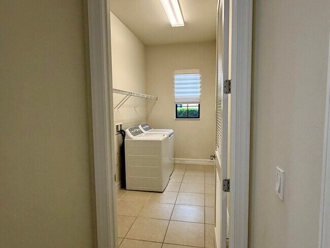 Building Photo - 2905 Siena Cir