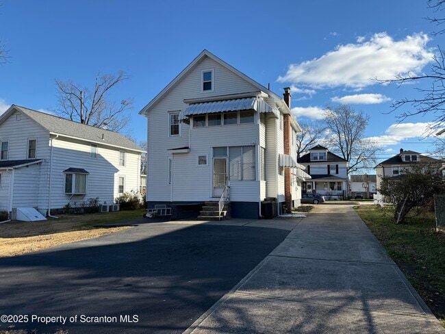 Building Photo - 301 Monument Ave