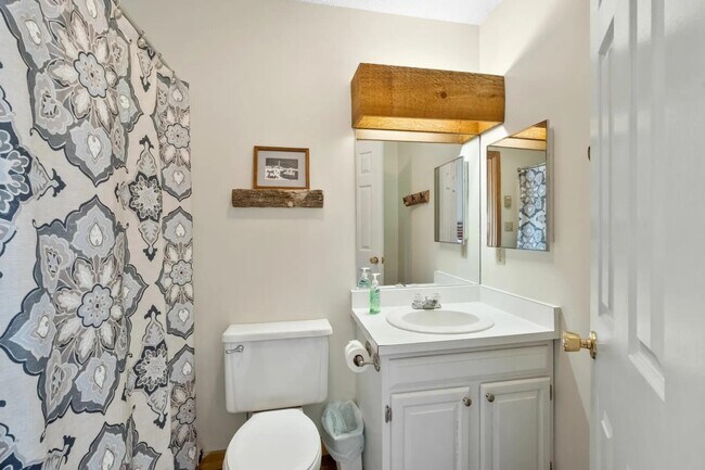 Building Photo - 6 Ridge Rd