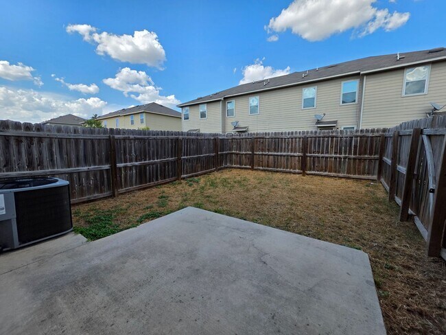 Building Photo - Town home for rent