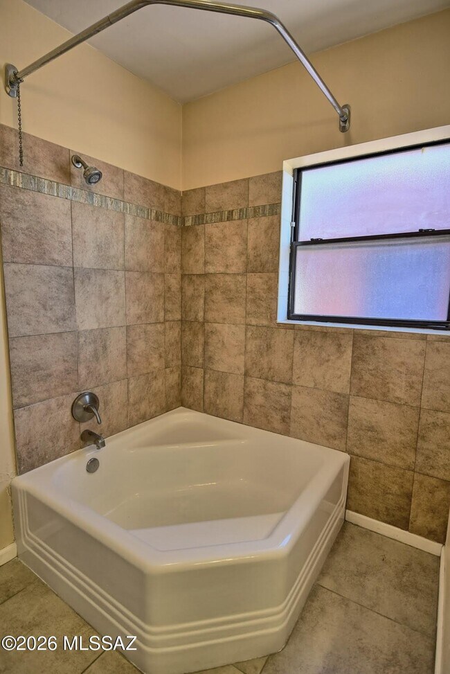 Building Photo - 1604 E 10th St