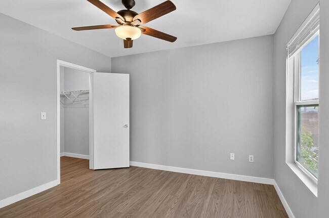 Building Photo - *MOVE-IN READY* GREAT UPPER LEVEL 2-BEDROO...