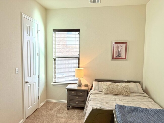 Building Photo - 100 Orvieto Cove