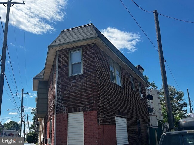Building Photo - 1860 Wakeling St