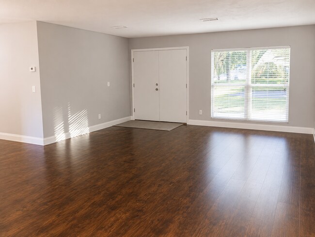 Building Photo - Recently renovated home in great neighborhood close to schools, parks, and shopping