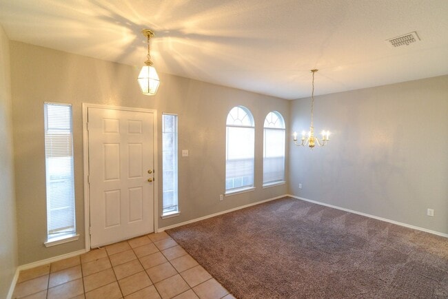 Building Photo - Adorable 3 bedroom with open floor plan!