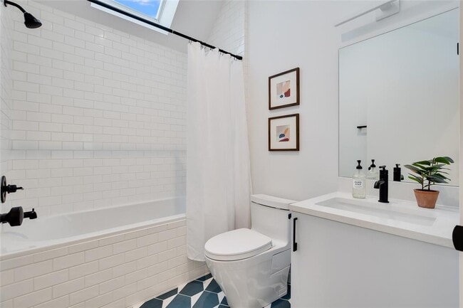 Building Photo - 1111 W 31st St