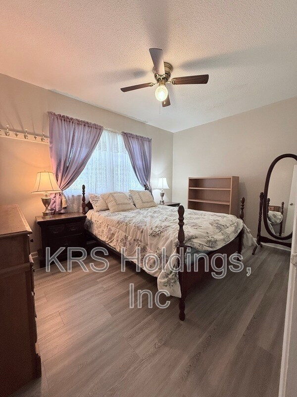 Building Photo - 715 White Oak Dr