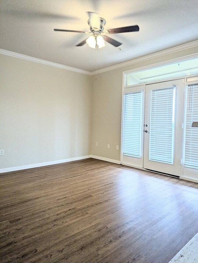 Building Photo - Updated 1x1 Spacious 806 square feet w/balcony on the top floor!